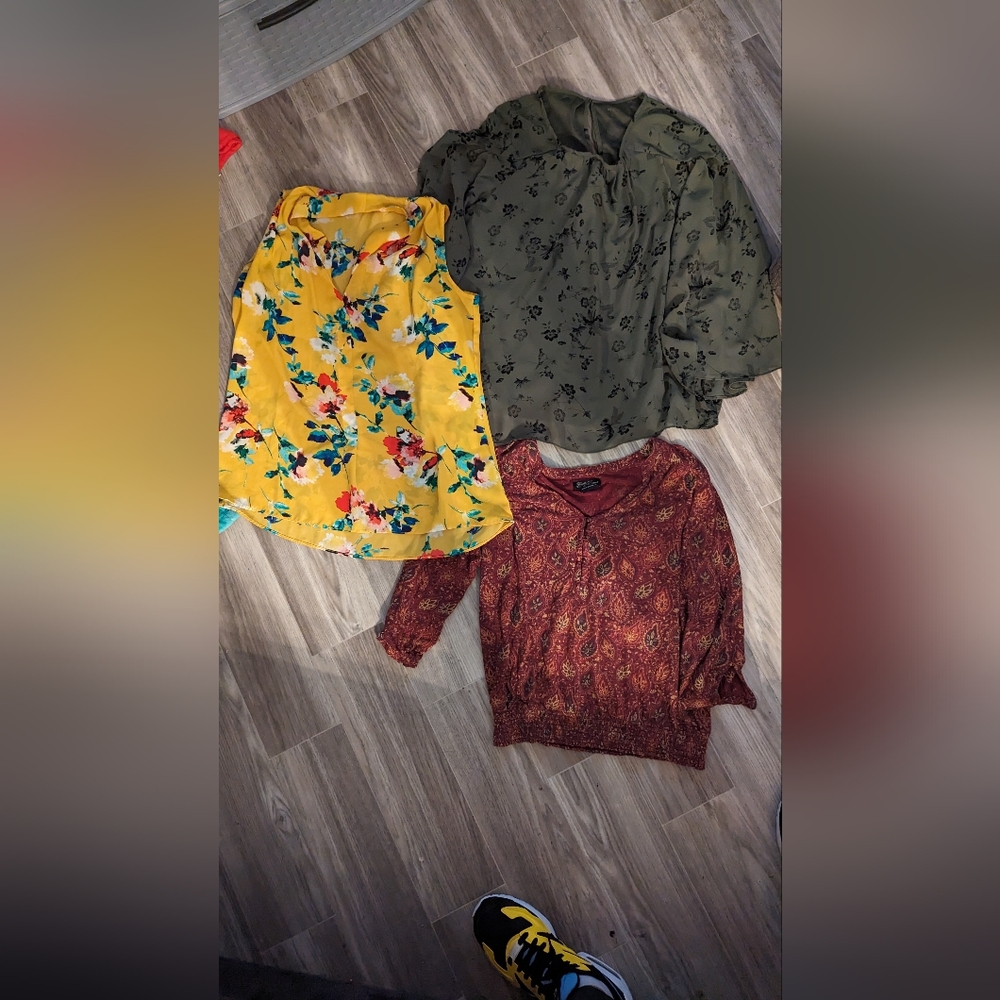 Bundle of 3 floral tops, small